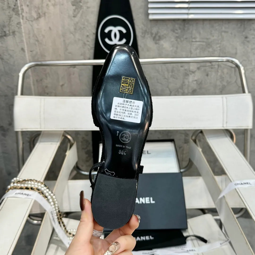 👟👟Ex-factory price 480👟👟 CHANEL Chanel flat bottom series🌹Fashionable classic sandals loved by all stars Fabric [👉] Mixed sheepskin👣🐏 Lining [👉] Silk sheep lining👣🐏 Insole [👉] Silk sheep👣🐏 Sole [👉] Genuine leather outsole imported from Italy 🌻 Packaging [👉] Chanel original box packaging 🌸 Code number [🦶🏻] 34-42 (⚠️34.41.42 is a custom code and cannot be returned or exchanged. Please understand)